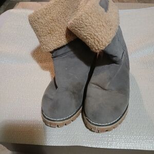 Cozy T A N Fold Over Shearling-Lined Women's Boots Size 7 Chucky Heel